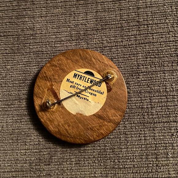 Vintage Round Oregon Myrtle Wood with Hand Painted Red Cardinal Bird Pin Brooch - Picture 2 of 4